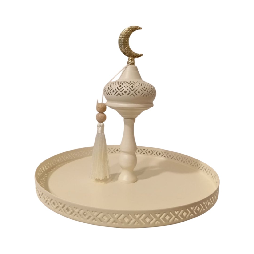 Crescent cake holder