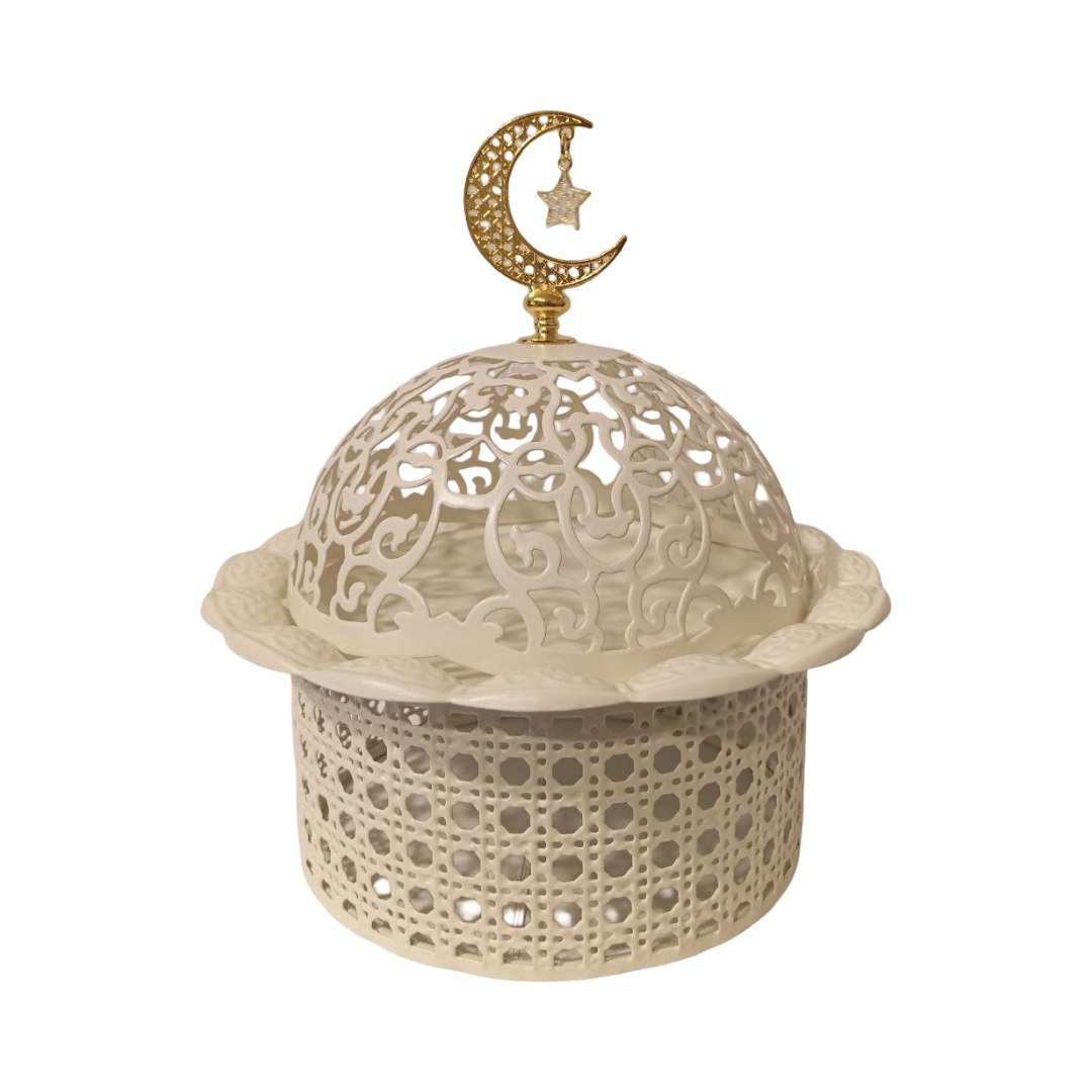 Bonbonniere is a round metal